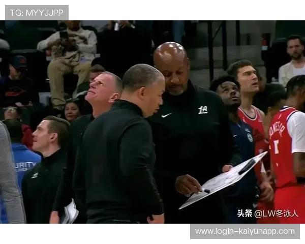 快船教练组尴尬时刻：轮换选择引发球星不满？